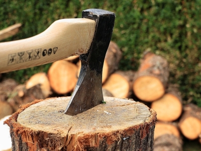 Strumenti per il taglio e lo stoccaggio del legno